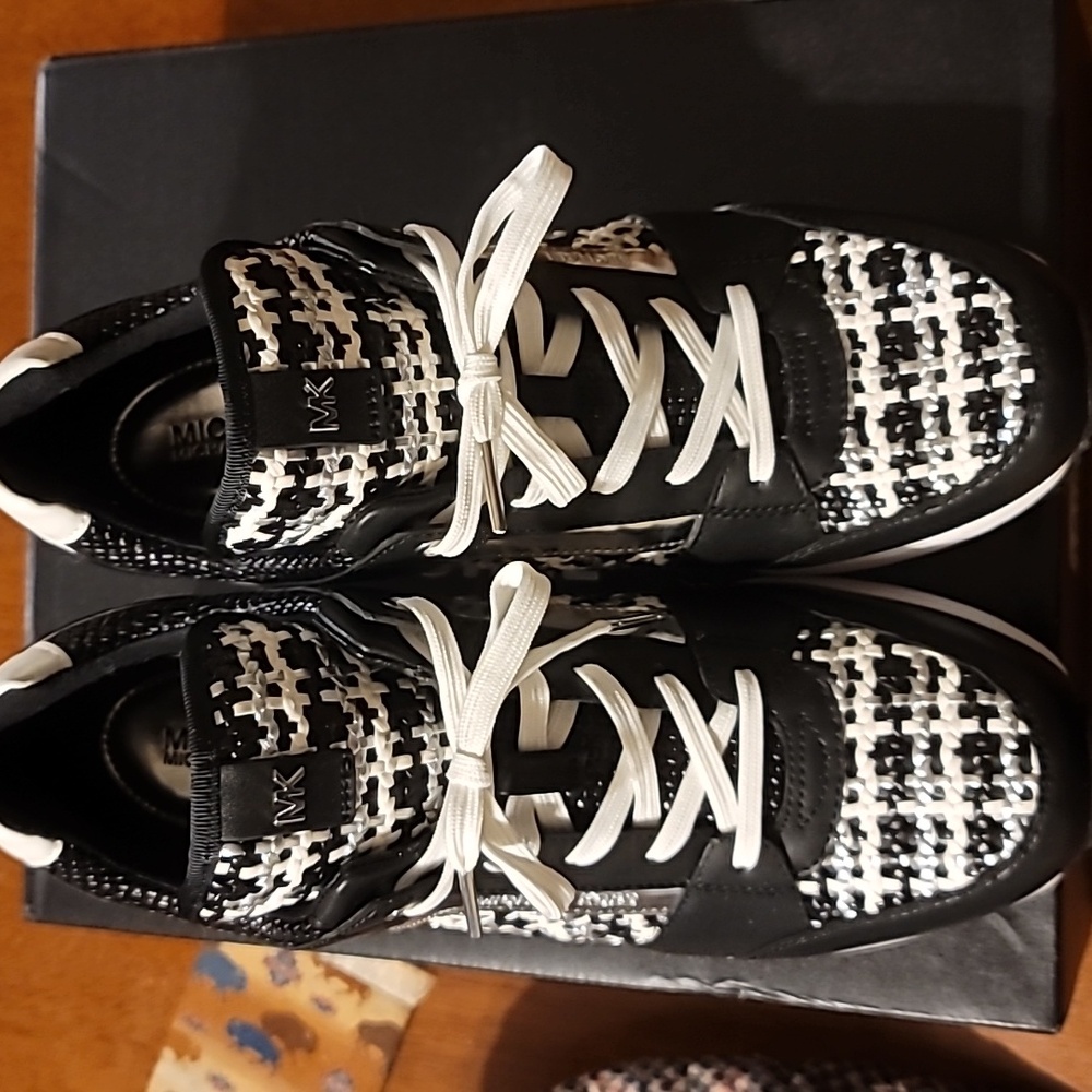 Michael Kors Platform Sneaker - Picture 4 of 4